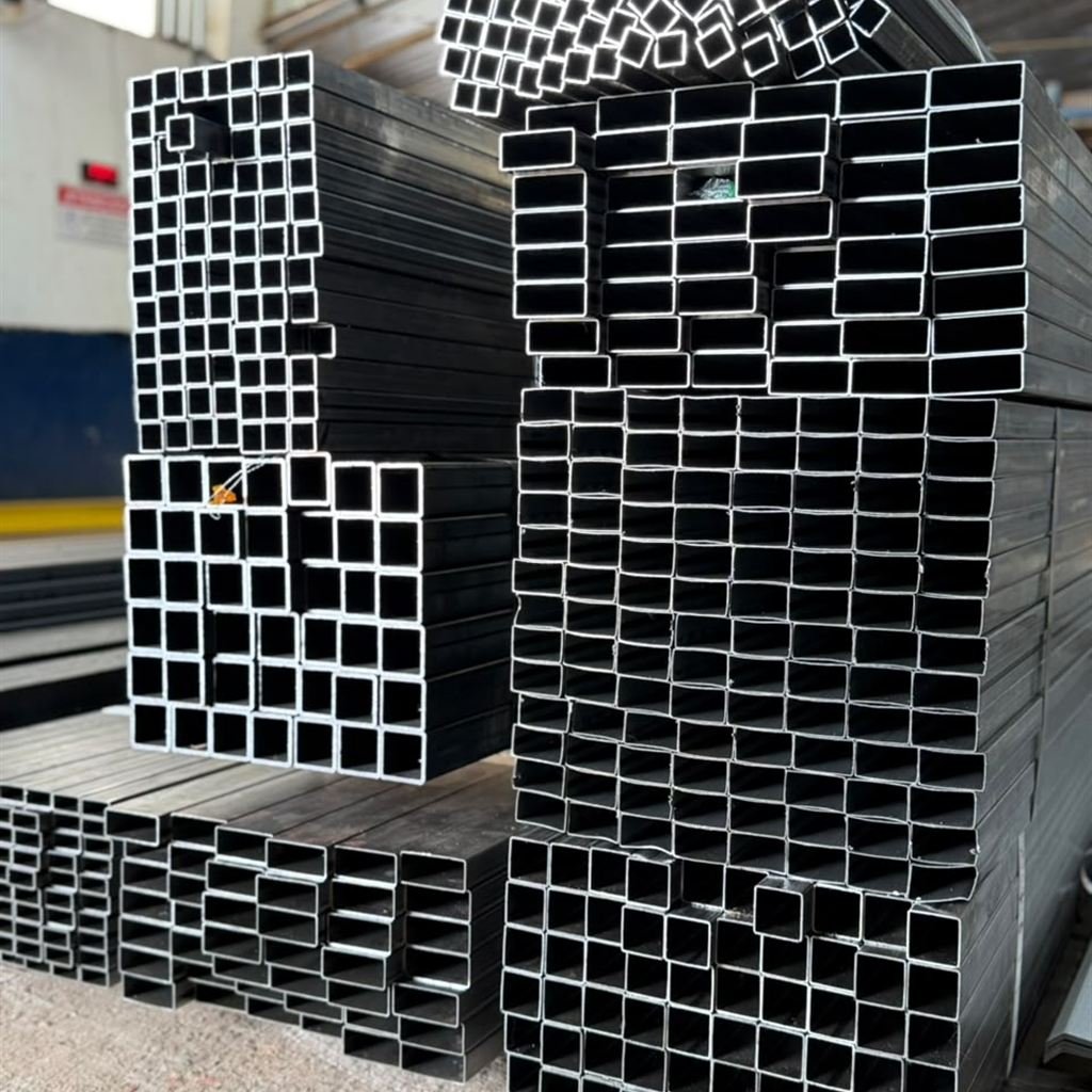 Estoque de metalon e perfis metálicos empilhados na fábrica da Americano em Avaré/SP